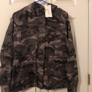 NWT camo windbreaker , girls sz L